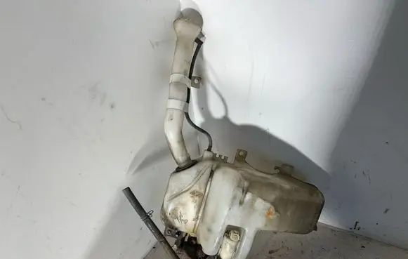 Nissan Navara D22 Windshield washer fluid reservoir/tank