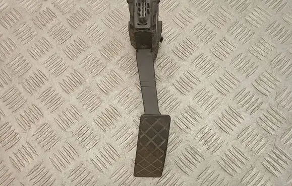 Accelerator throttle pedal