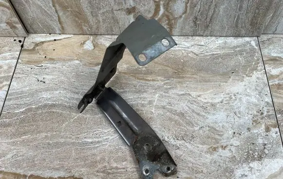 Maserati Ghibli Fender mounting bracket 673002588 673003653