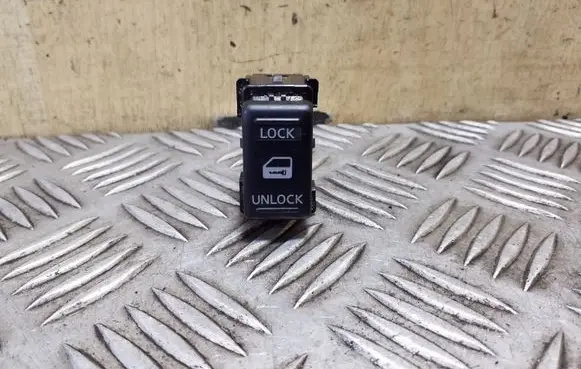 Nissan X-Trail T31 Central locking switch button 