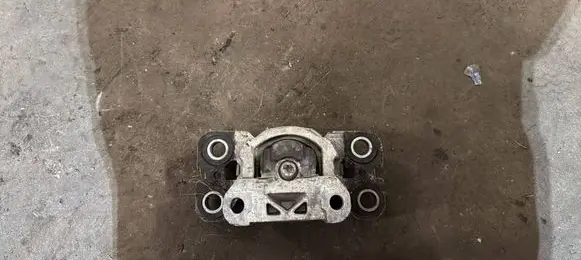 Volvo V70 Engine mount bracket 6G927M121IF