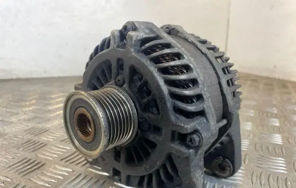 Opel Vivaro Generator/alternator 231004028R