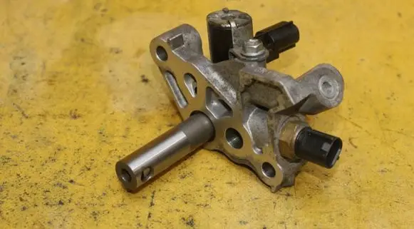 Toyota C-HR I Camshaft position sensor