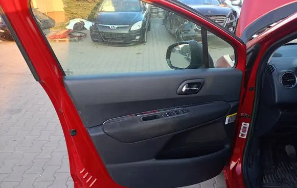 Peugeot 5008 Front door card panel trim
