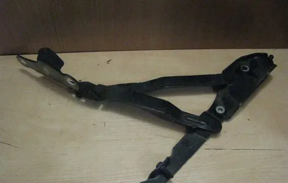 Dodge Avenger Tailgate/trunk/boot hinge 