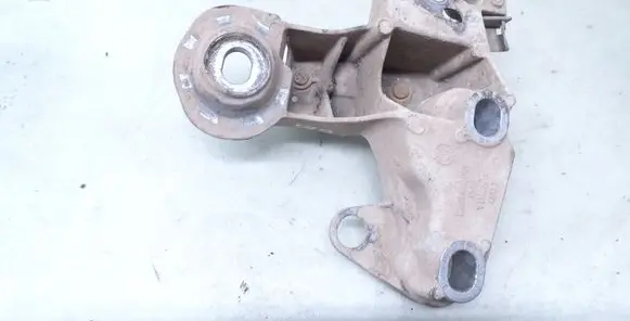 Volkswagen PASSAT B5 Engine mounting bracket 4B0199352B