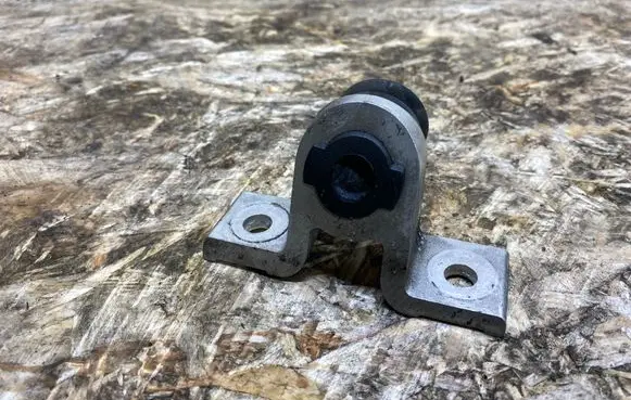 Radiator mount bracket
