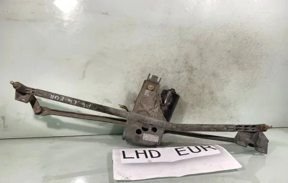 Audi A6 S6 C4 4A Front wiper linkage and motor 389020250