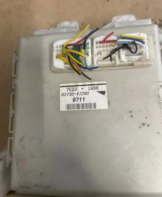Toyota Prius (XW20) Fuse module 8273047290 7E231488