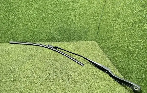 Front wiper blade arm