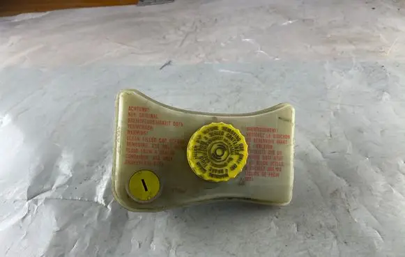 Audi A4 S4 B7 8E 8H Brake fluid reservoir 8E0611301G