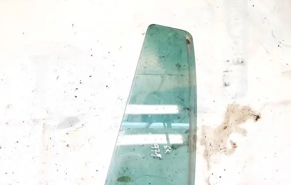 Rear vent window glass