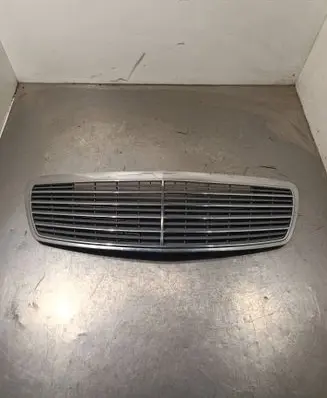 Mercedes-Benz E W211 Front bumper upper radiator grill A2118800283