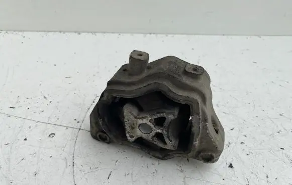 Volvo V70 Engine mount bracket