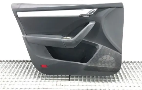Skoda Octavia Mk3 (5E) Front door card panel trim