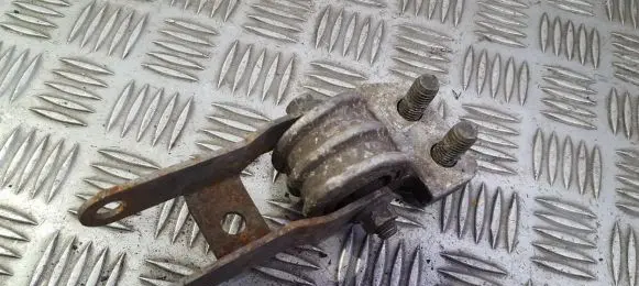 Volvo V70 Engine mount bracket