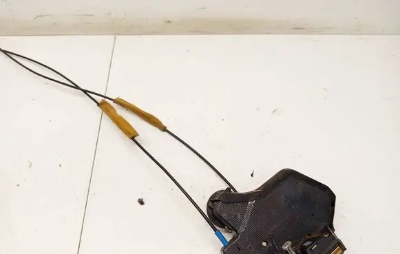 Toyota Corolla Verso AR10 Rear door lock 