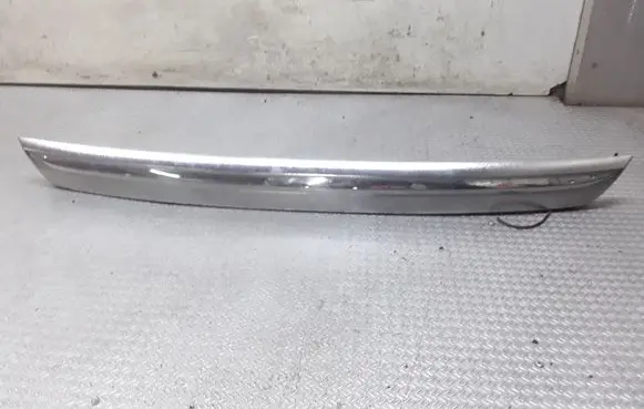 Trunk door license plate light bar