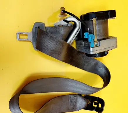 Volkswagen Golf IV Front seatbelt 040180