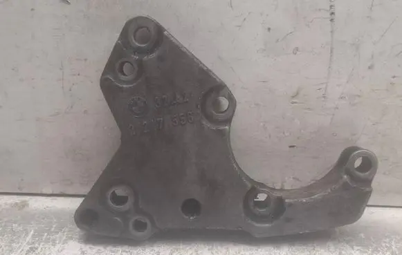 BMW 5 E39 Power steering pump mounting bracket 2247556 32422247556
