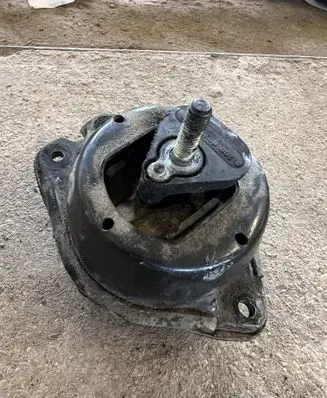 Engine mount bracket