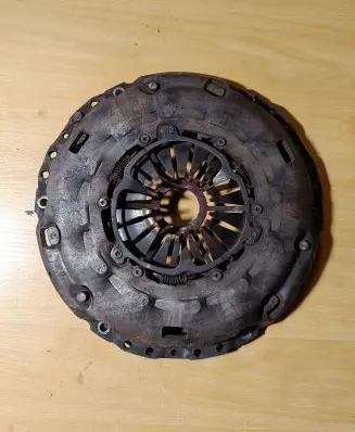 Volkswagen Touran I Pressure plate 03G141025