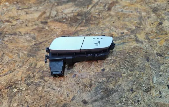 Mercedes-Benz C W205 Seat heating switch A2059050404 03464210601 4225HW132000