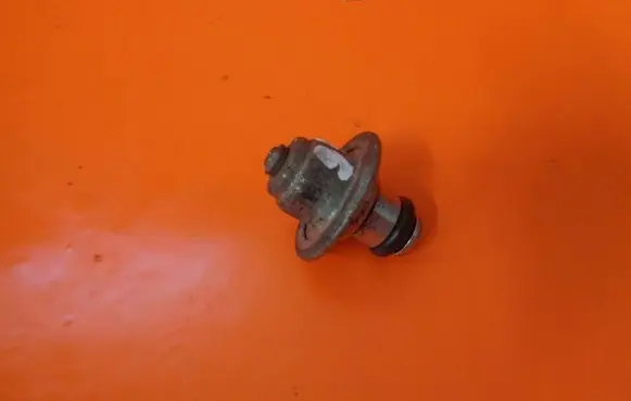 Peugeot 107 Fuel pressure regulator 