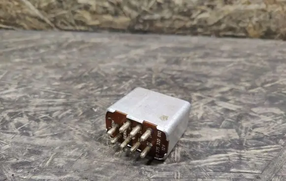 Mercedes-Benz SL R107 Hazard warning light relay 0335320010