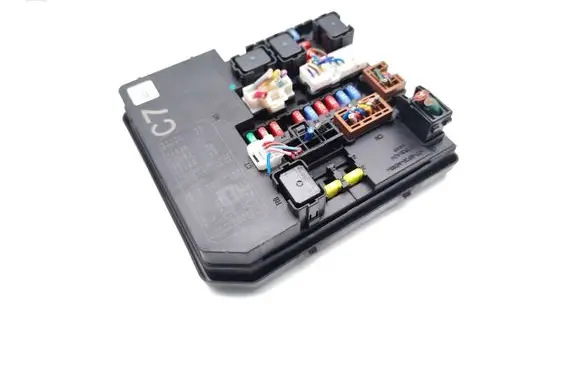 Nissan Juke I F15 Fuse module 284B7-1KB0B 284B71KB0B 5S0JK01C7