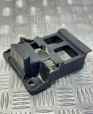 Mercedes-Benz Sprinter W901 W902 W903 W904 Front bumper mounting bracket A9068850263