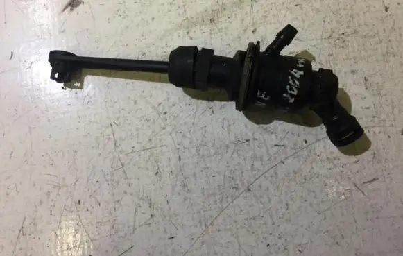 Renault Megane II Clutch master cylinder 8200151785k