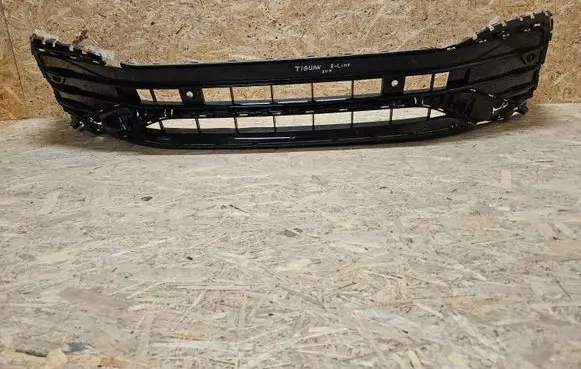 Volkswagen Tiguan Front bumper lower grill 5NA853677Q