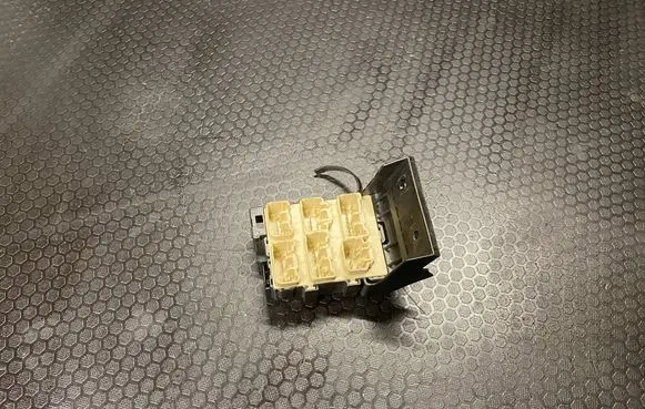 Toyota Avensis T250 Fuse module 8273405030