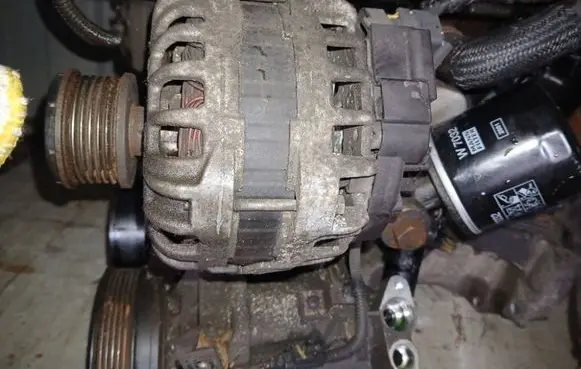 Dacia Sandero Generator/alternator 231002949RB