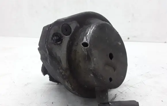 BMW 5 E60 E61 Engine mount bracket 6769874
