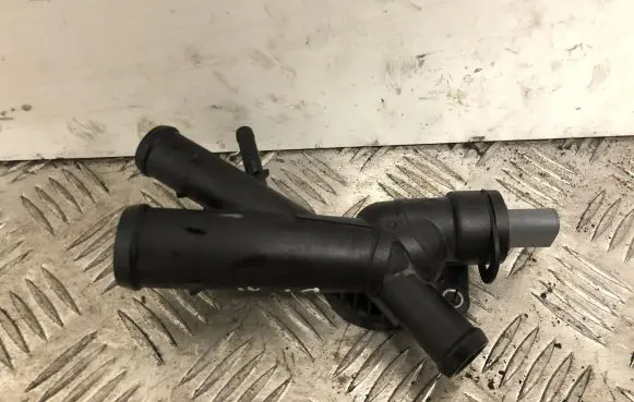Volkswagen PASSAT B7 Engine coolant pipe/hose 03L121131AA
