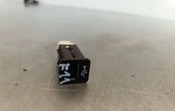 BMW 5 F10 F11 USB socket connector 9237656