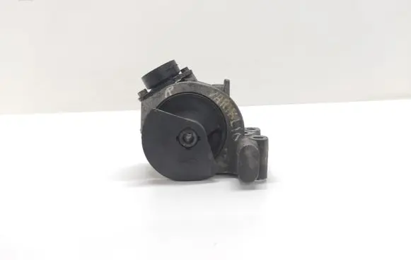 Mitsubishi Space Wagon Engine mount bracket