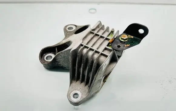 Engine mount bracket