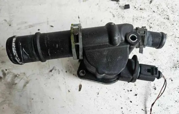 Volkswagen PASSAT B6 Engine coolant pipe/hose 03G121132B