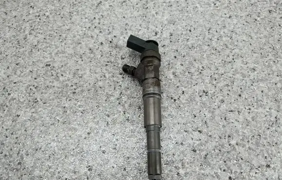 BMW 3 E90 E91 Fuel injector 7793836
