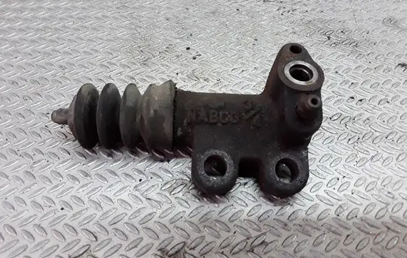 Nissan X-Trail T30 Clutch slave cylinder 