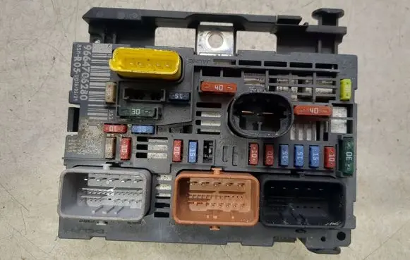 Citroen C4 I Fuse module 9664706280