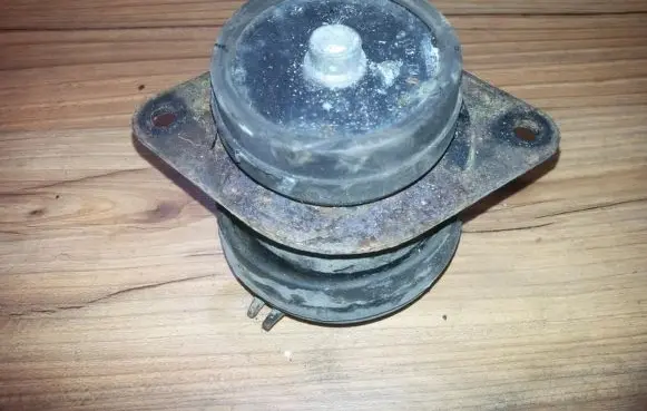 Volkswagen Golf III Engine mount bracket 1h0199625
