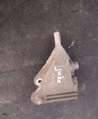 Nissan Juke I F15 Engine mounting bracket
