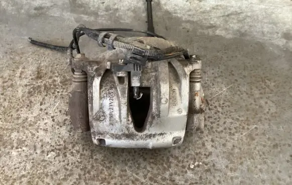 Mercedes-Benz E W211 Front brake caliper Z060281295