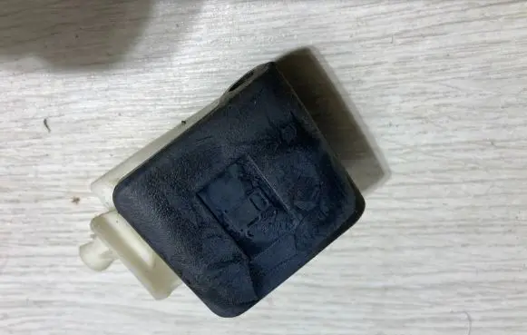 Toyota Hilux (AN10, AN20, AN30) Fuel cap flap release cable 