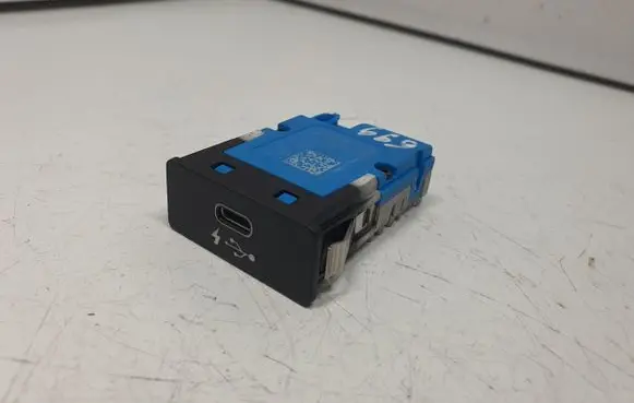 BMW 3 G20 G21 USB socket connector 8711939 84108711939