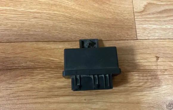 Peugeot 307 Fuel pump relay 240107